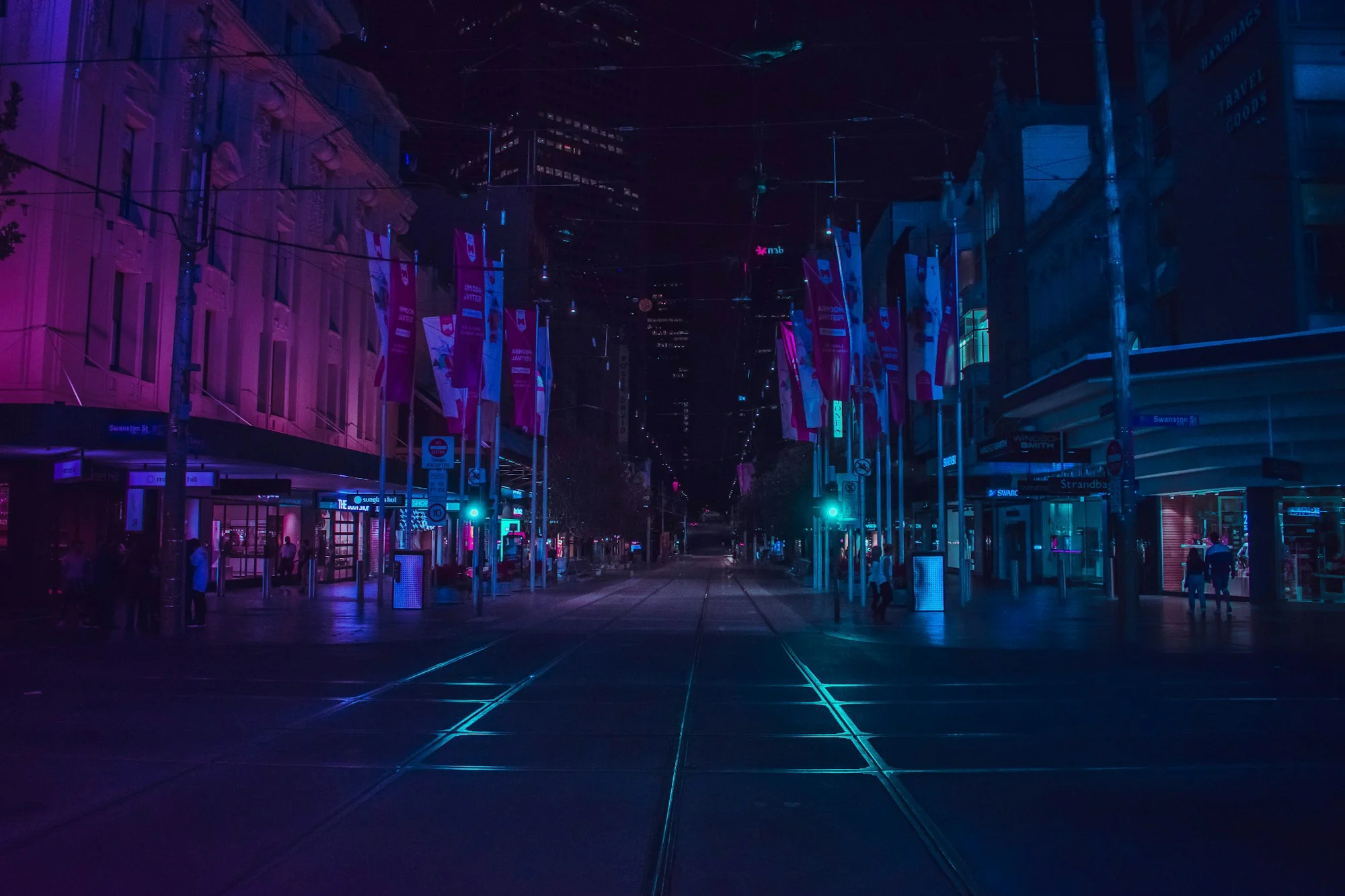 Şehirde gece ışıkları ve hareketli yaşam