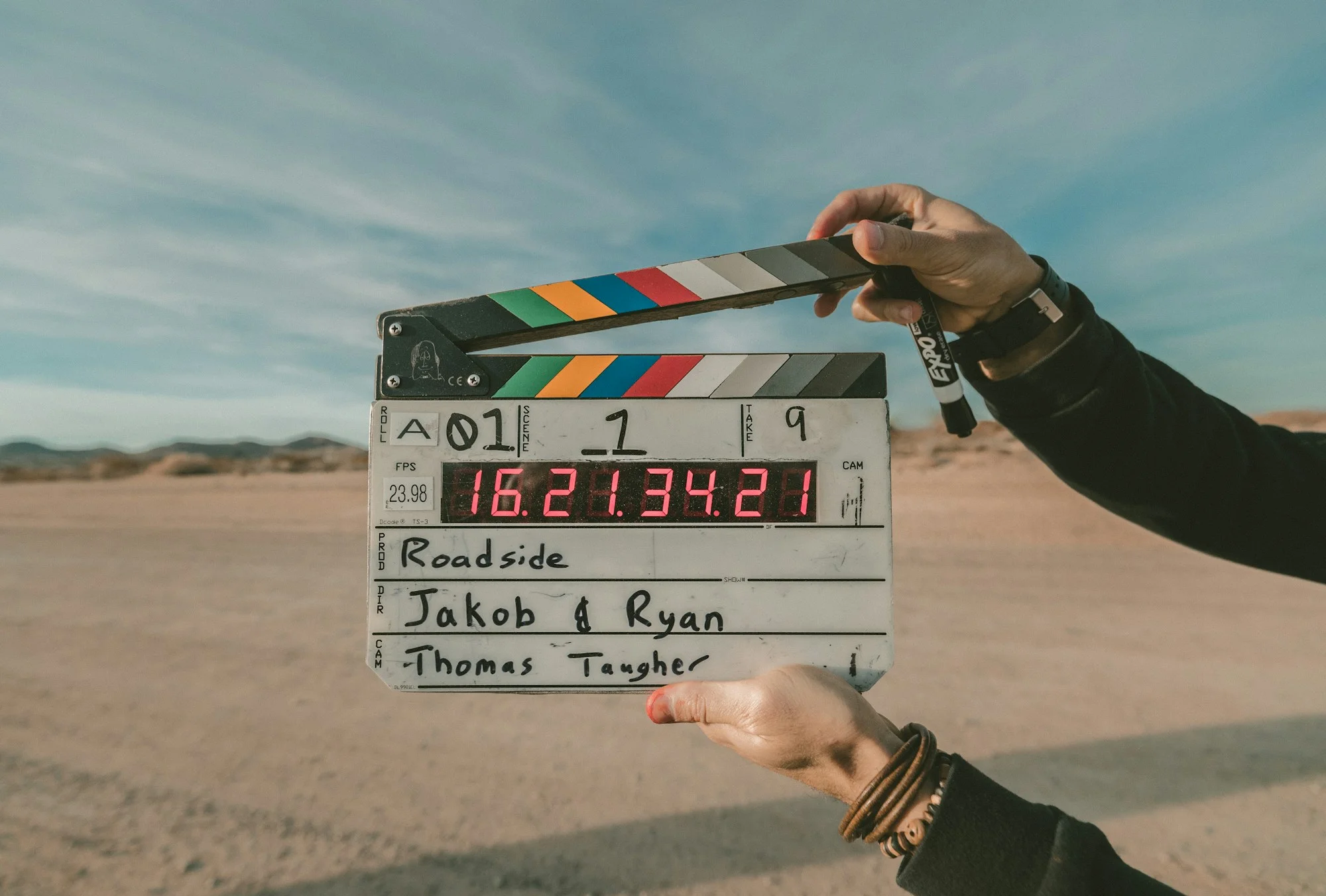 Film setinde kullanılan renkli sinema klaketi